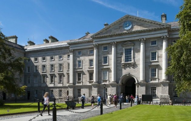 WordPress in higher education - students walking on campus