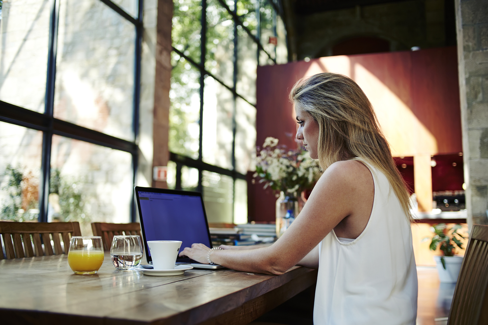 wordpress freelancer working from coffee shop