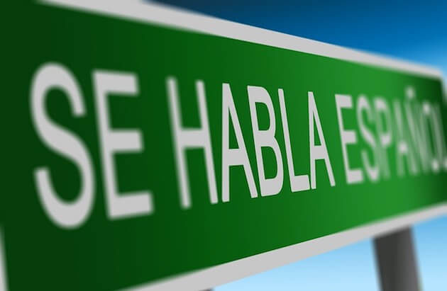 A green sign with the words "se habla español" in white.