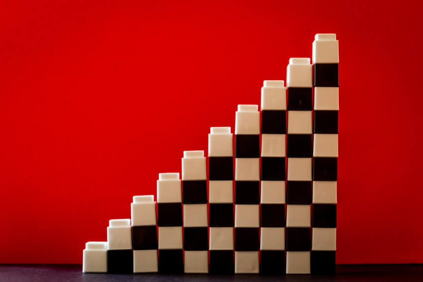 Alternating black and white blocks stacked in columns.